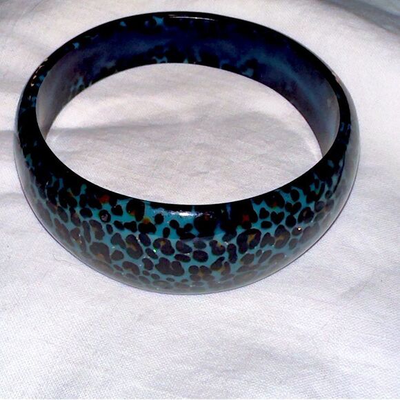 Vintage blue lucite animal design plastic bangle bracelet - Picture 3 of 6